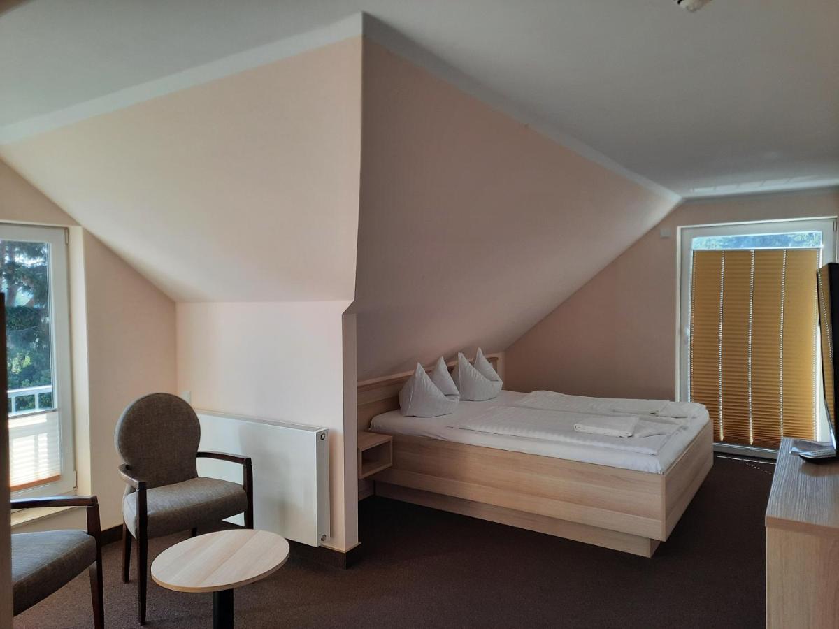 Hotel Karl'S Burg Kölpinsee Екстериор снимка