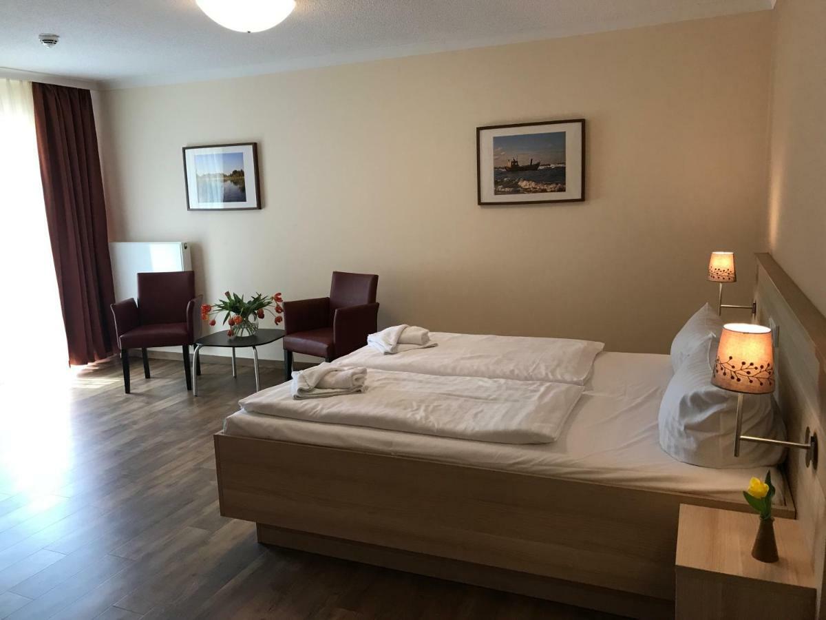 Hotel Karl'S Burg Kölpinsee Екстериор снимка